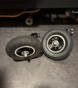 Electric motorcycle training wheels