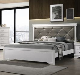 Queen bed in white !! Brand new in the box