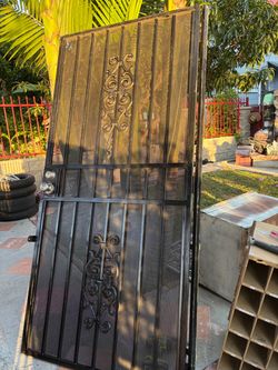 Dos puertas de metal