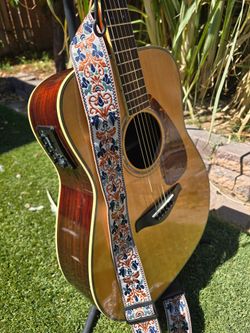LIKE NEW YAMAHA ELECTRO ACOUSTIC BUILD IN TUNER AMAZING SOUND READY TO PLAY ANYWHERE FG730 S MODEL