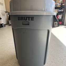 Rubbermaid 32 gal Gray BRUTE Trash Can