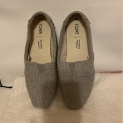 Size 6 M  TOMS Shoes
