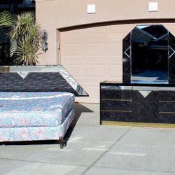 Black & Gold Mirrored King Bedroom Set – Complete & Ready to Go! 
