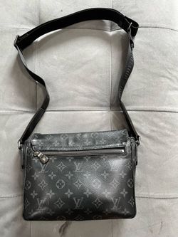 Men’s Louis Vuitton, authentic messenger bag $500