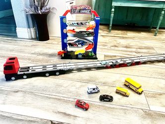Hot Wheels Speedway Hauler + Stunt Garage + Cars – Large Lot
