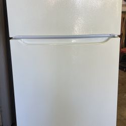 Frigidaire 18.3-cu ft Standard-Depth 30-in Wide Top-Freezer Refrigerator ( White )