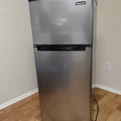 Magic Chef, Two Door Refrigerator 4.5 Cu.Ft, Convenient Vegetable Storage
