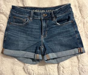 Woman’s American eagle mid rise shorts