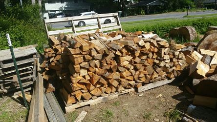 MAPLE FIREWOOD SPLIT CORDS AND SLABS