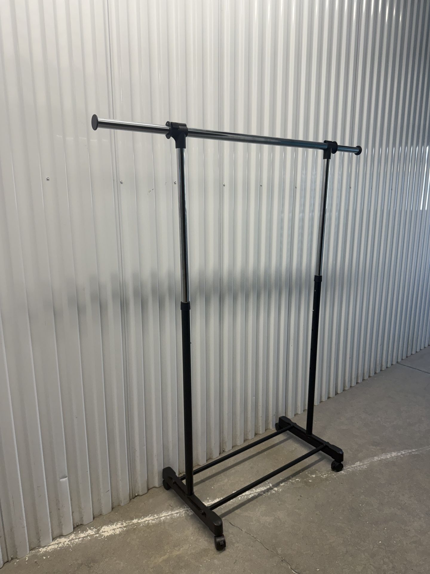 Single rod clothes rack