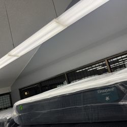 QUEEN SIZE SIMMONS BEAUTYREST HARMONY MATTRESS & BOX SPRING BED SET