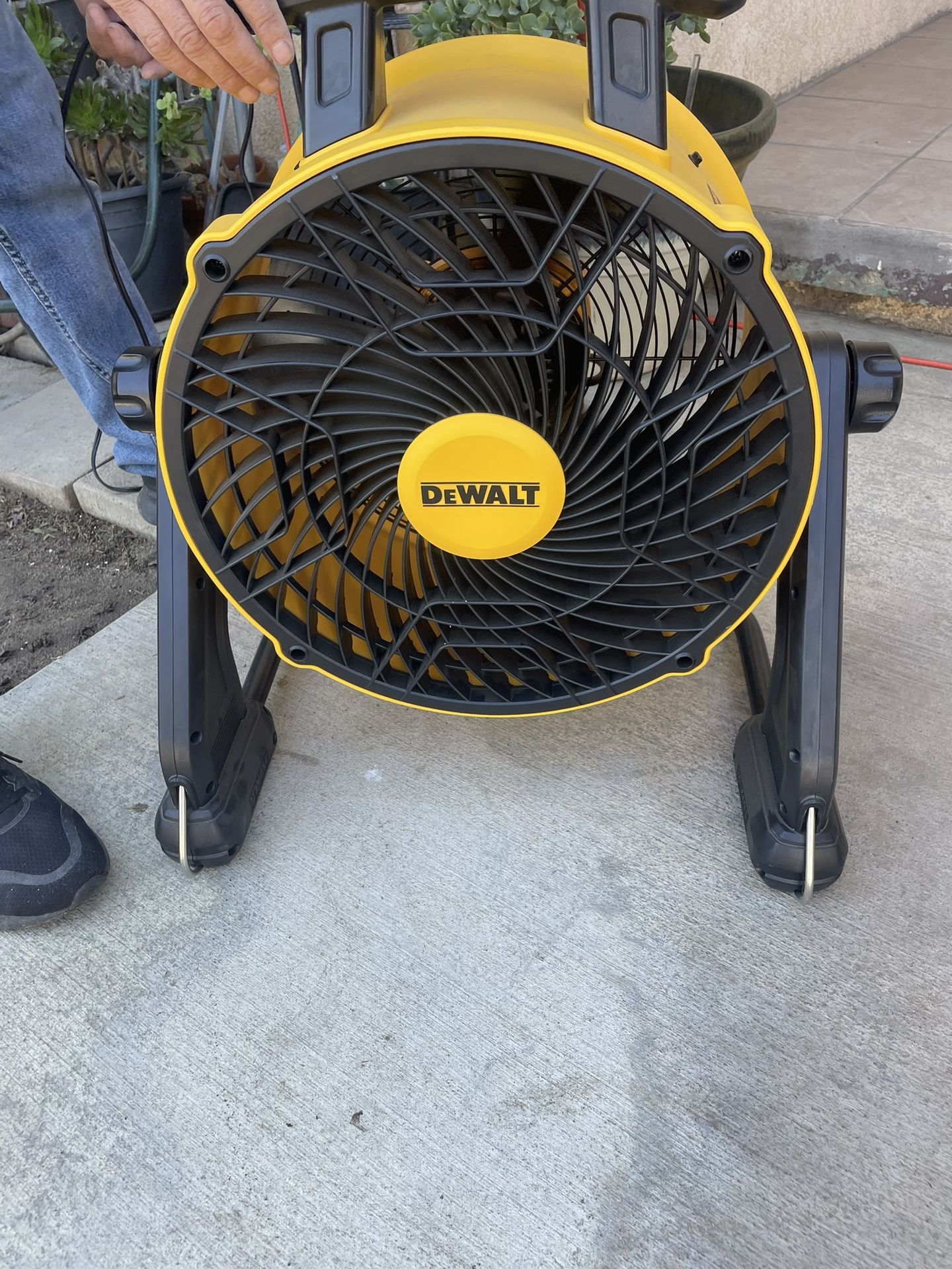 Dewalt 16 In Adjustable Tilting 3 Speed Fan