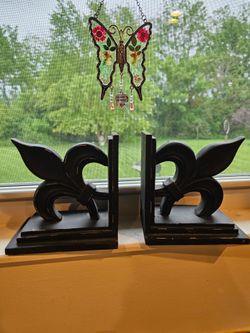 $35.00 - Elegant Fleur De Lis Bookends, Distressed Black Look!  Heavy Wood/Resin - Like New!
