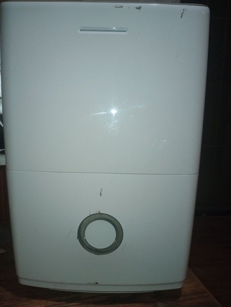 Fridgaire Dehumidifier -70 Pint.