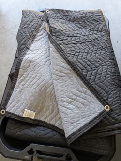 A bunch of 72"x60" moving blankets