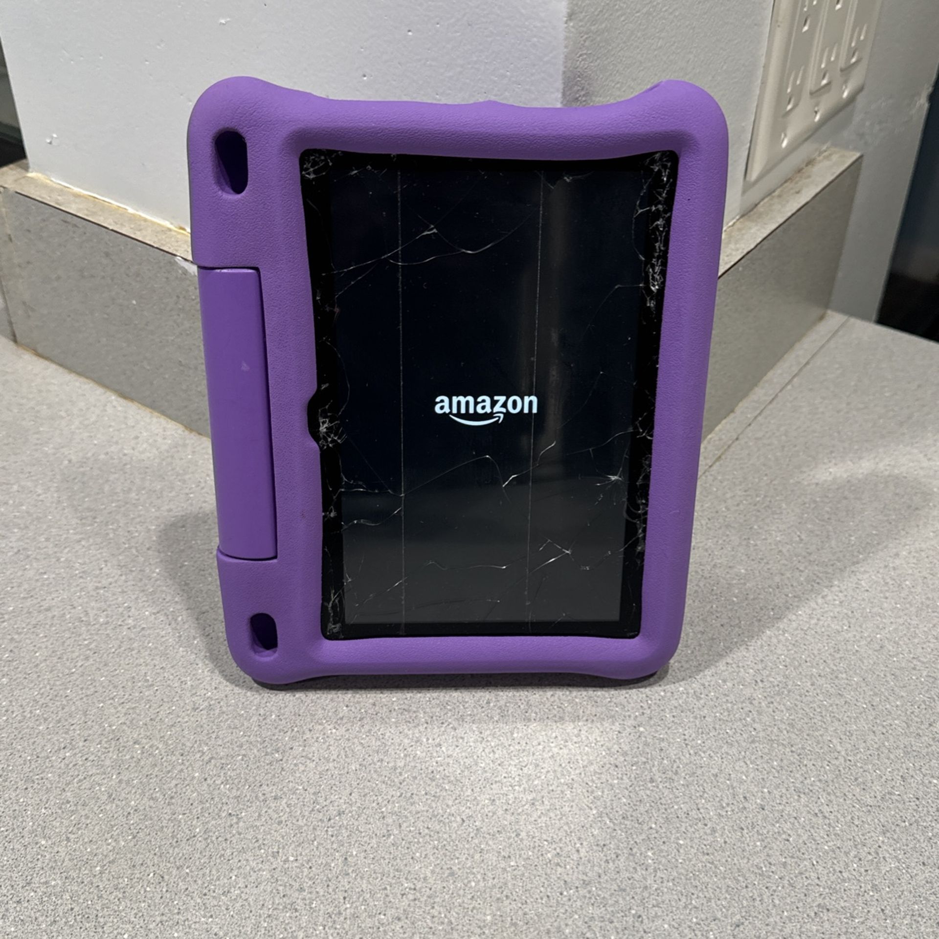 Fire HD 8 (10 Generation) 32GB  *(Cracked Screen)*