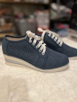 Blue and elegant sneakers size 7