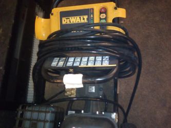 DeWalt 4400 800$