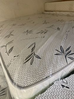 Queen mattress with Boxspring (hablamos español )