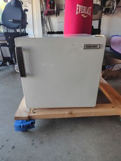 Mini fridge excellence 17.5 height 18.5 width
