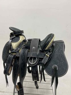 Montura Con Bordados Charros