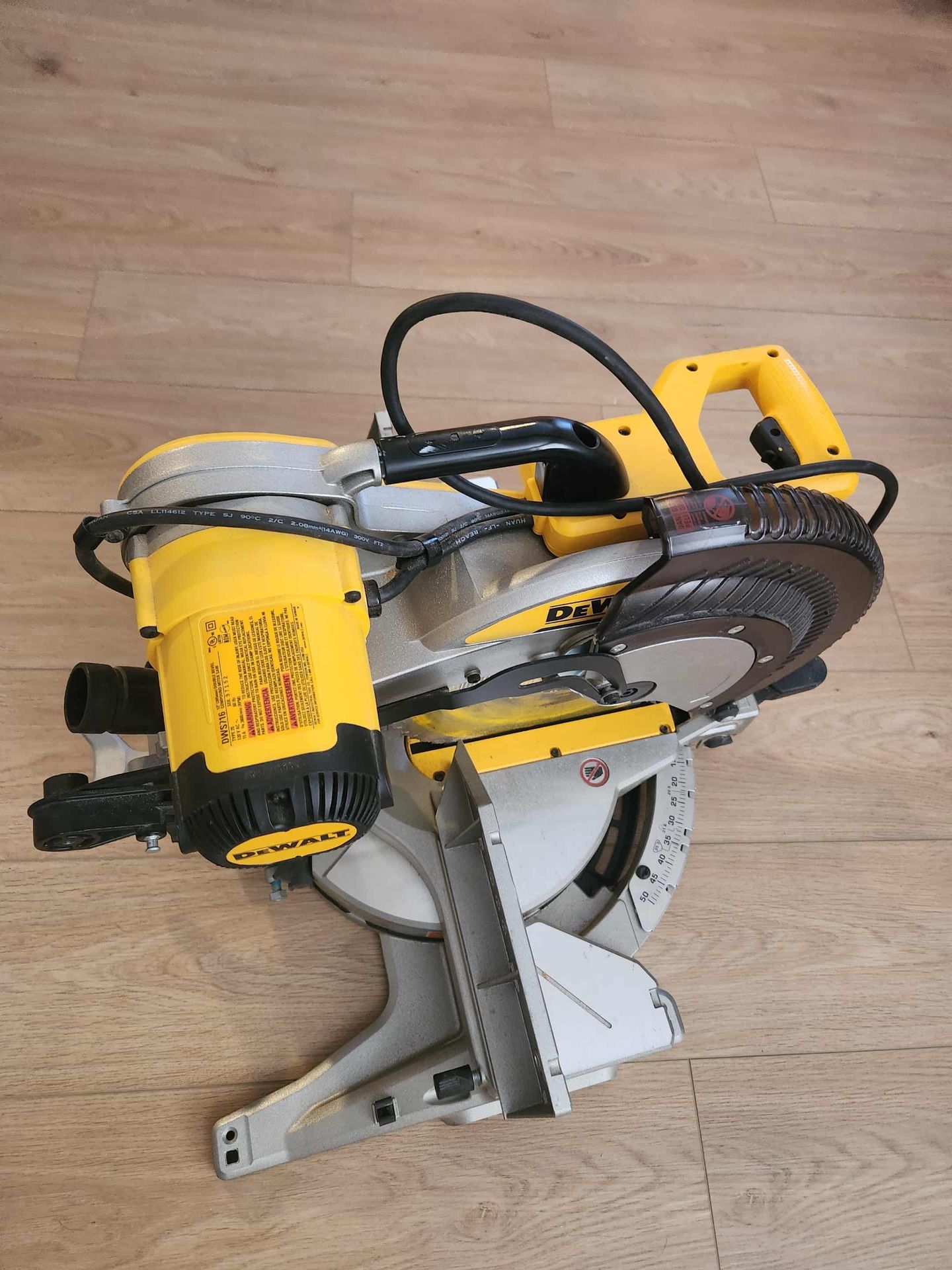 DEWALT DWS716 12-inch double-bevel compound miter saw
