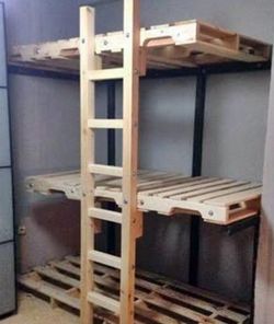 Triple pallet bunks