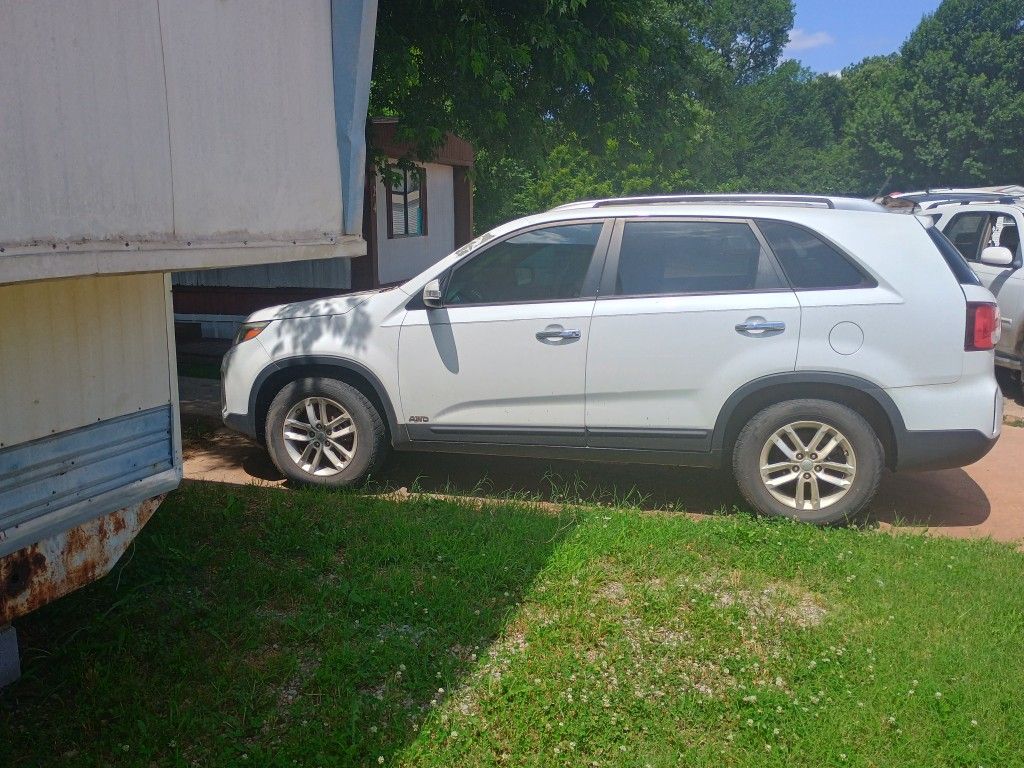 2015 Kia Sorento ( NEEDS ENGINE). $1,200 DOLLARS