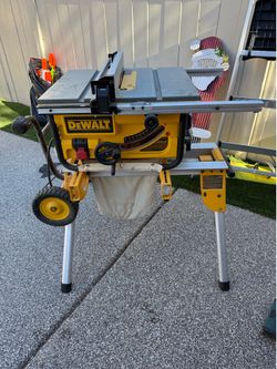 Dewault 15 amp corded compact table saw and table