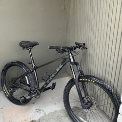 Roscoe 7 Trek Mountain Bike - Large (Pump Included)