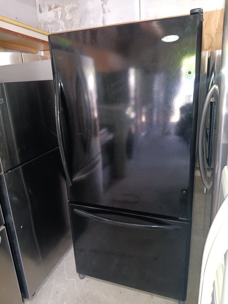 Whirlpool Refrigerator Freezer On The Bottom Everything Works Good 👍