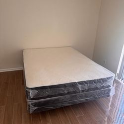 Queen mattress regular set with box spring ( 2pc brand new)