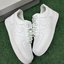 NIKE AIR FORCE LOW TRIPLE WHITE SIZE 11.5