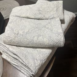 Nice Queen Size Duvet & 2 Shams