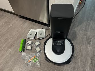 iRobot Roomba i6 Robot Vacuum with Clean Base and extra supplies