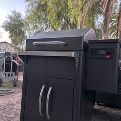 TRAEGER WITH COVER SILVERTON 620 PELLET GRILL SMOKER WITH WI-FI 
