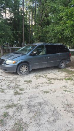 2006 town and country Mini van