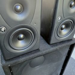 2 Mackie MR5 5 Inch Reference Active Studio Monitors