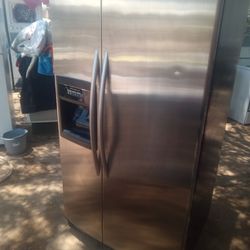 REFRIGERATOR WHIRLPOOL SIDE BY SIDE WATER & ICE MAKER STAINLESS STEEL DOORS BLACK ON BLACK SIDES EVERYTHING WORKING EXCELLENT WITH 6 MONTHS OF 