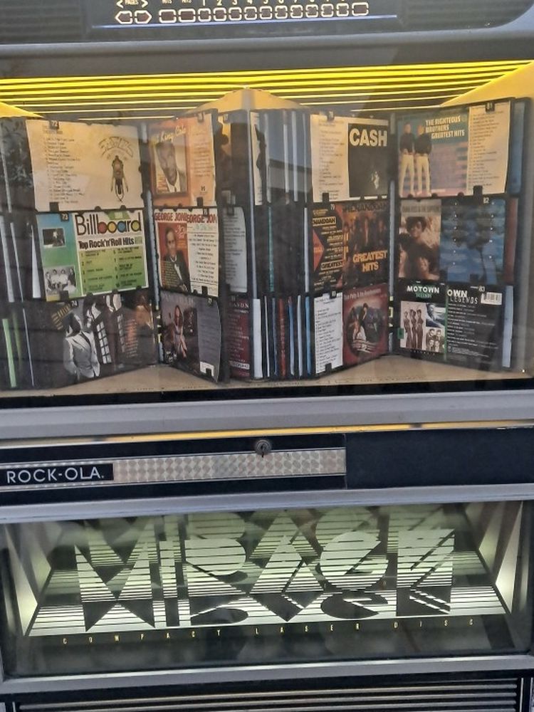 Rock-ola Jukebox Vintage Loaded With Cd's