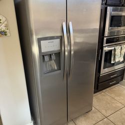 Frigidaire Refrigerator 25 Ft.³