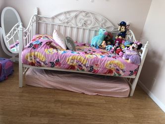 White twin daybed with mattress like new