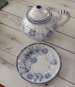 Blue/white French country teapot and small plate