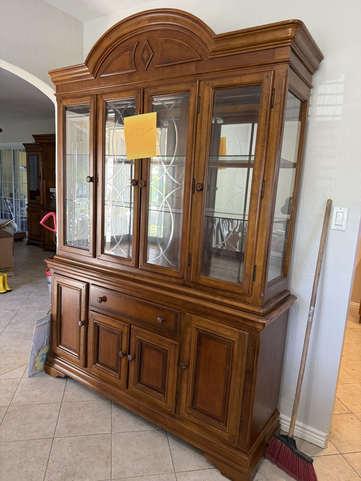 Display Cabinet/ Vitrina As New 