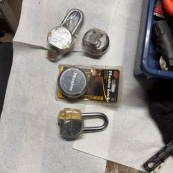 4 Heavy Duty locks with keys