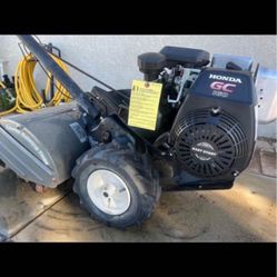 Brought a tailor brand new engine has not put oil or gas in it interested send me a message for the address when you’re ready to come check it out $22