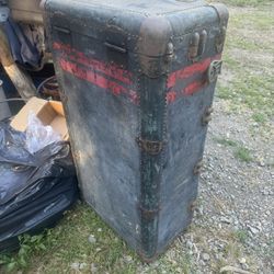 Antique chest travel 