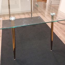 Perfect dinner table sits 6