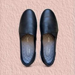 Clarks Black Leather Slip On Loafers Size 6.5 Ultimate Comfort Cushion Feel Collection 