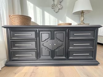 Buffet/Dresser/TV console beautifully refurbished in black with new handles. Lots of storage 72×20×32.